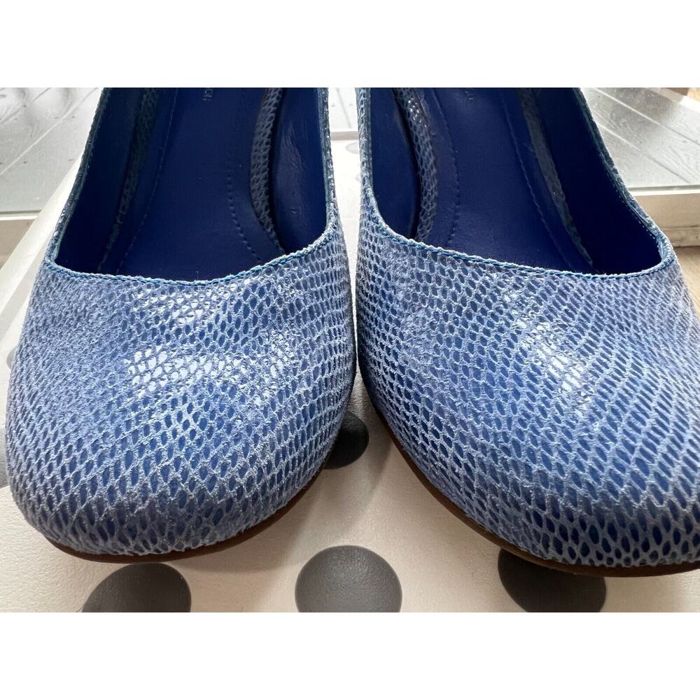 BCBG Generation Blue Leather Pumps Sz 8 /38 Kitten heel Almond shape Carrier - Picture 9 of 10